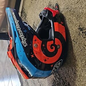TROY LEE DESIGN SE3 HELMET